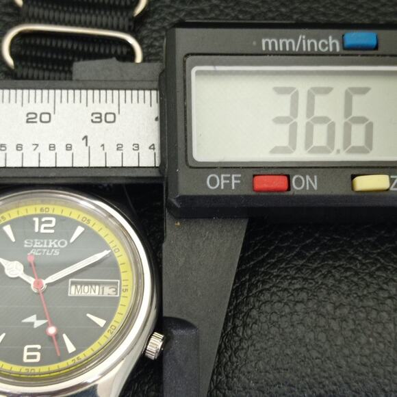 Vintage 1972 Seiko Automatic Mens Silver Watch W/daydate & Yellow accents - Picture 7 of 9